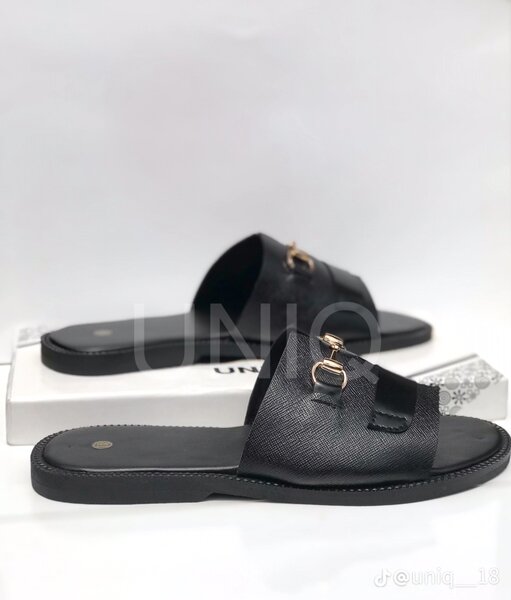 Madigs Slippers