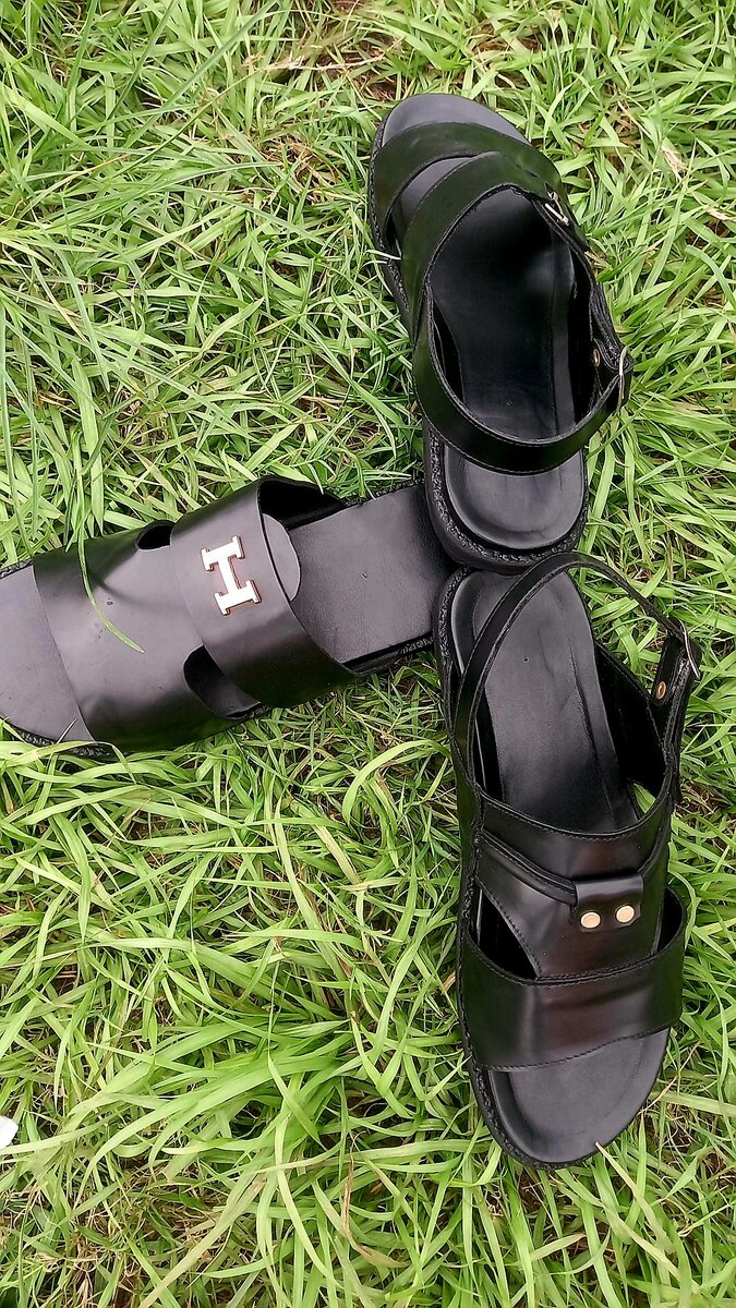 Sandales en cuir style croisé
