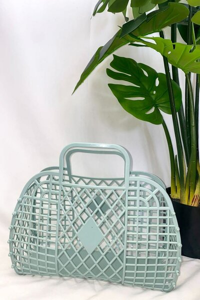 Panier en plastique coloré