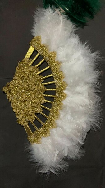 Éventail en plumes doré