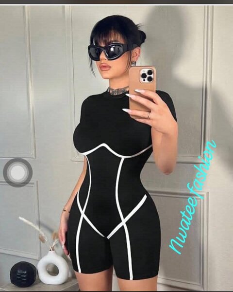 Combinaison moulante noire femme