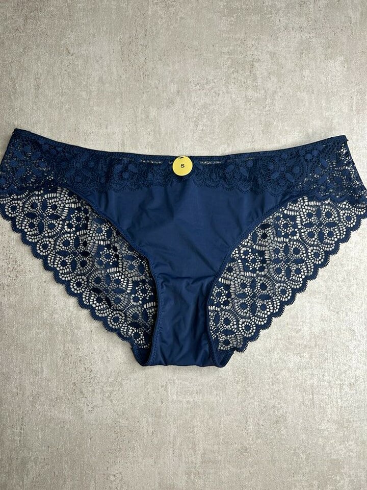 PETITE CULOTTE  EN DENTELLE , COTON SANS TRACE, et STRING 