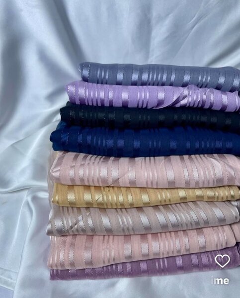 Tissus en satin rayé doux