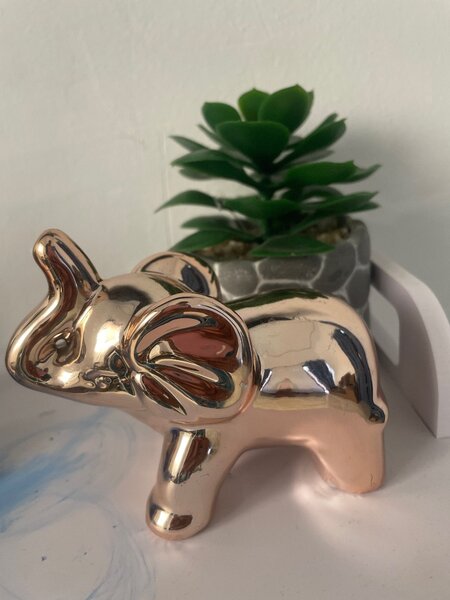 Éléphant décoratif doré