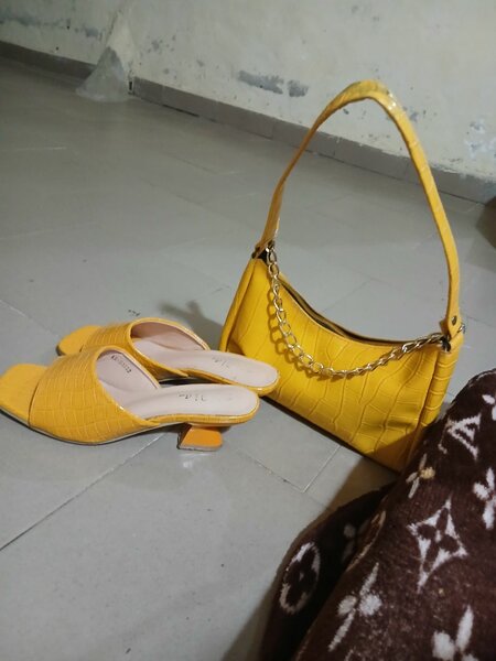 Ensemble sac et sandales jaunes