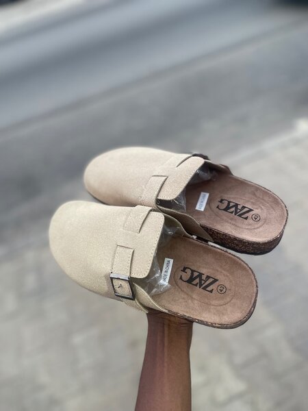 Mules en daim beige