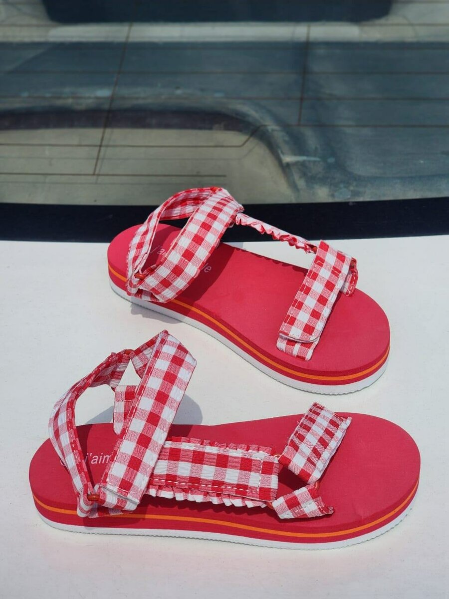 Sandales à carreaux rouges