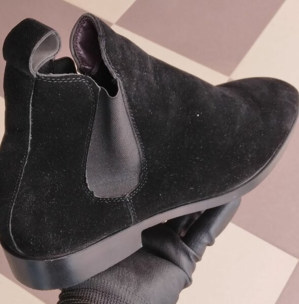 A pair of leather men Shoes, it has round toed, cushioned fo