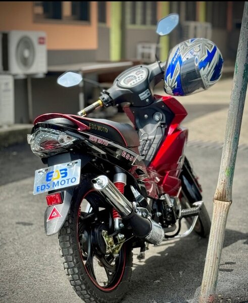 Moto EDS sportive rouge