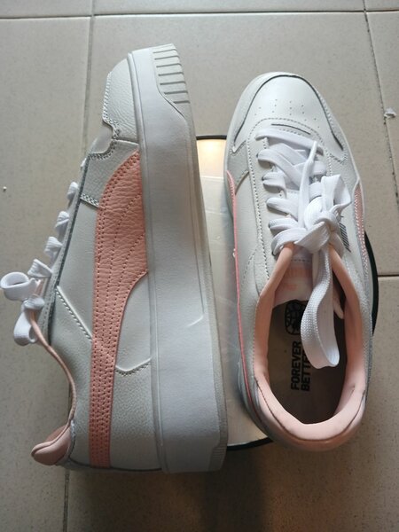 Baskets blanches et roses tendance