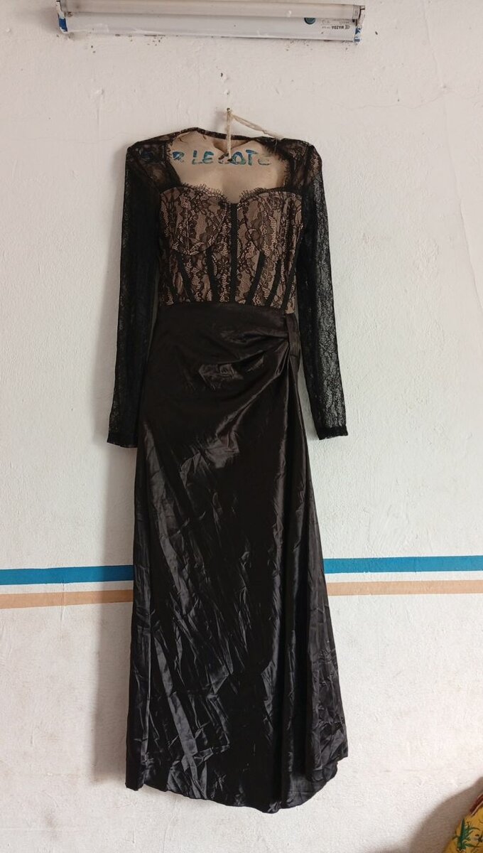 Robe noire à dentelle élégante