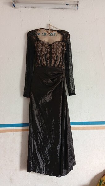 Robe noire à dentelle élégante
