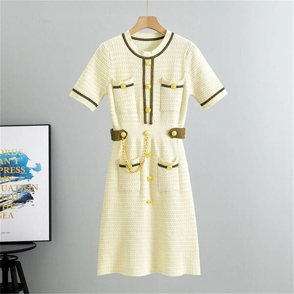 Robe élégante à boutons dorés