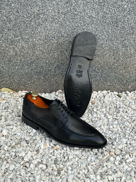 Chaussures habillées en cuir noir