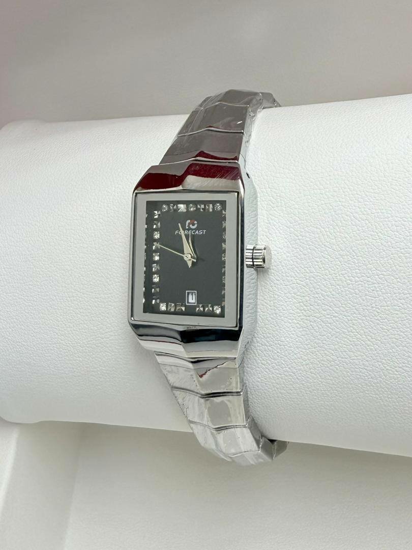 Montre bracelet en acier élégante