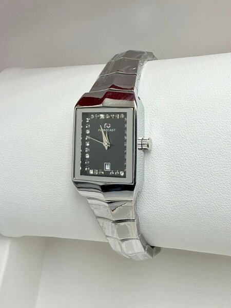 Montre bracelet en acier élégante