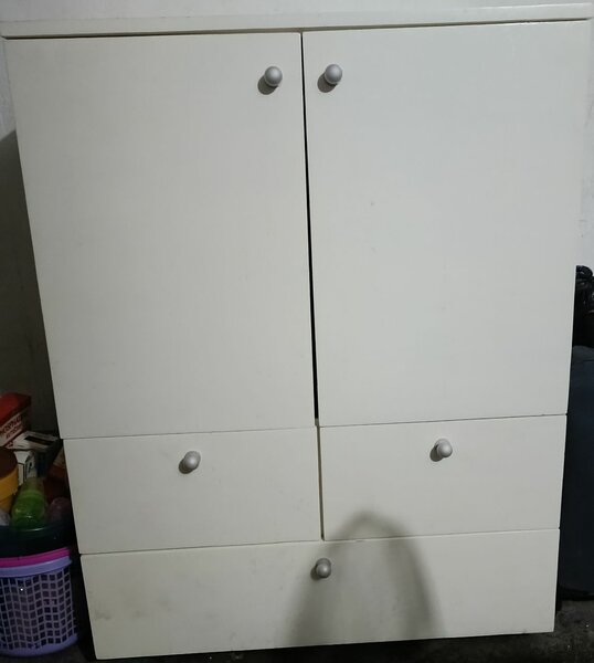Armoire blanche fonctionnelle