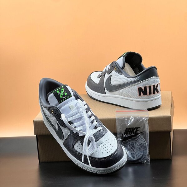 Assorted shoes