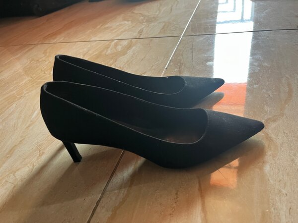 Court shoes