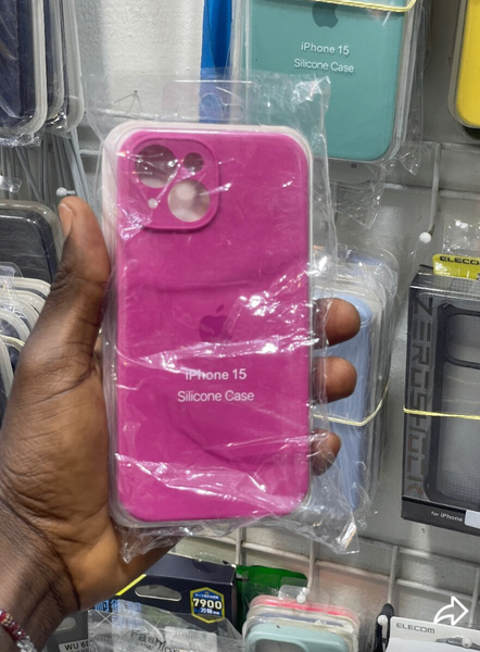 Coque Silicone iPhone 15 Rose