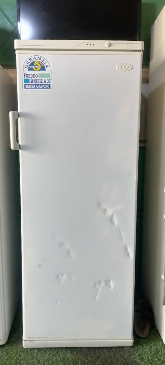 Chest refrigerator and freezer