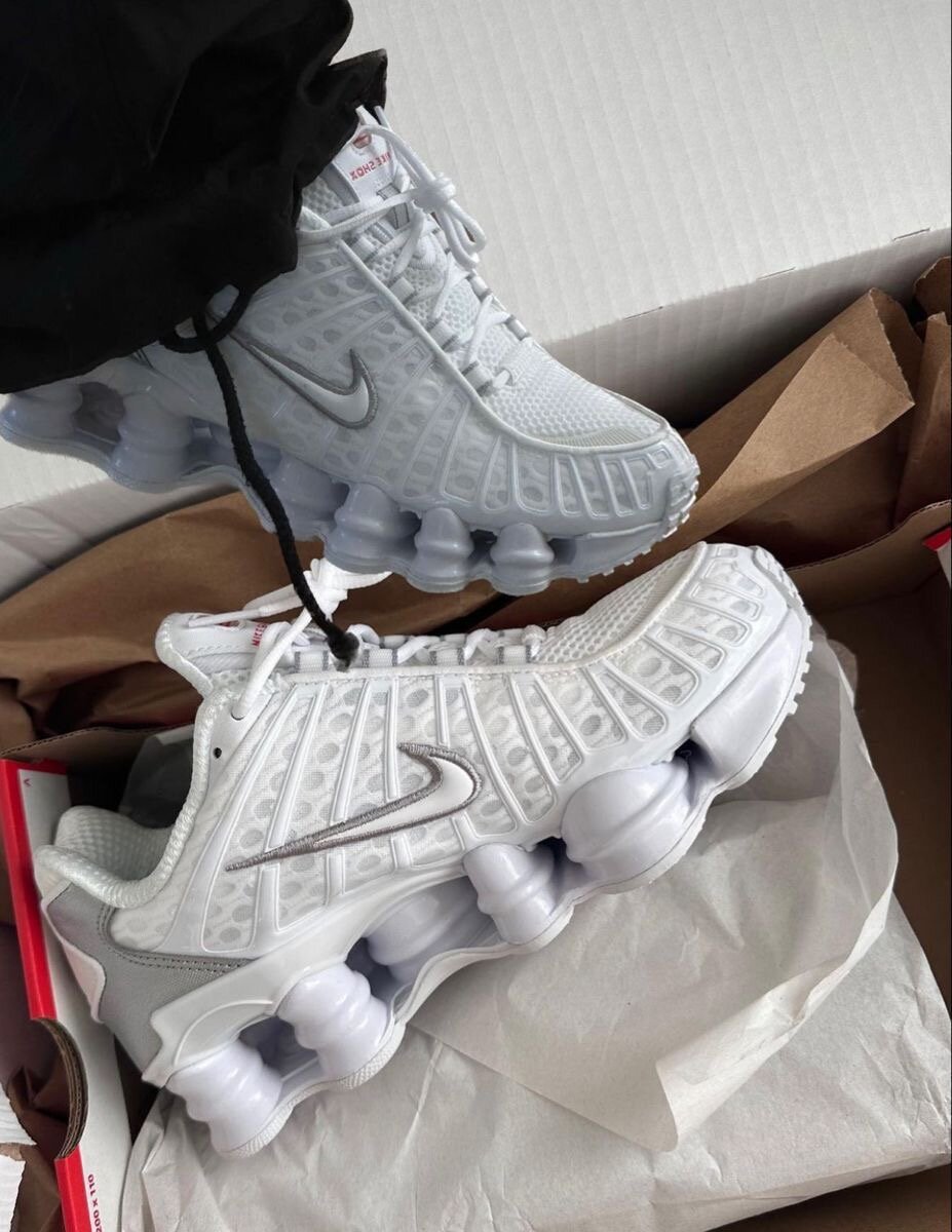 Chaussures de sport blanches modernes