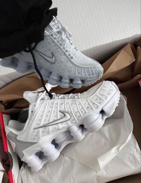 Chaussures de sport blanches modernes