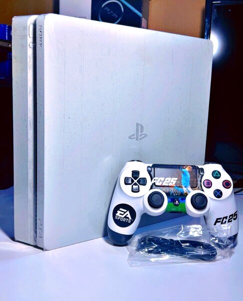 Ps4 slim 6jeux 1manette