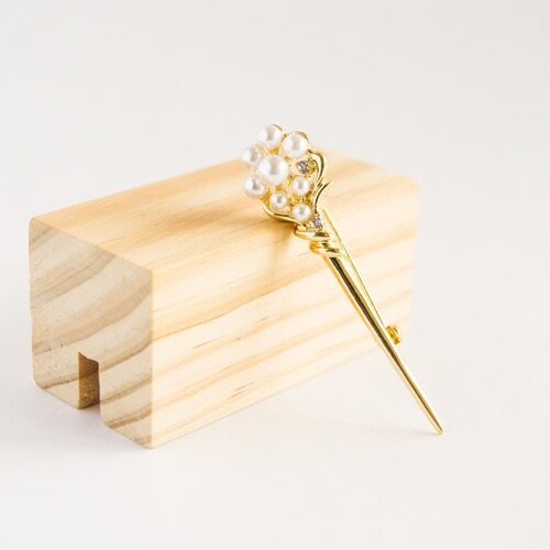 Broche élégant perles dorées