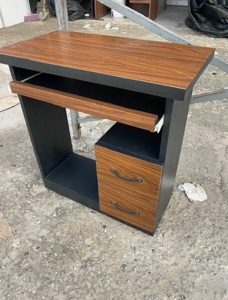 Table d'ordinateur pratique
