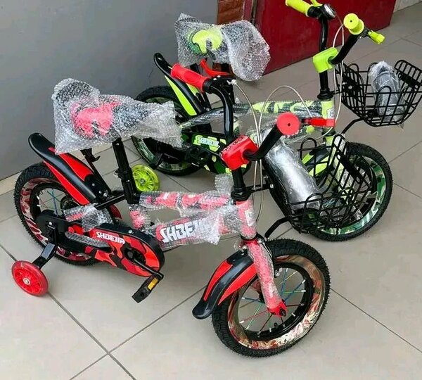 Vélos enfants colorés