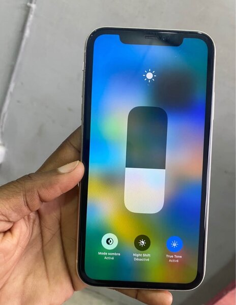 iPhone 11 64g quasi neuf jamais démonté