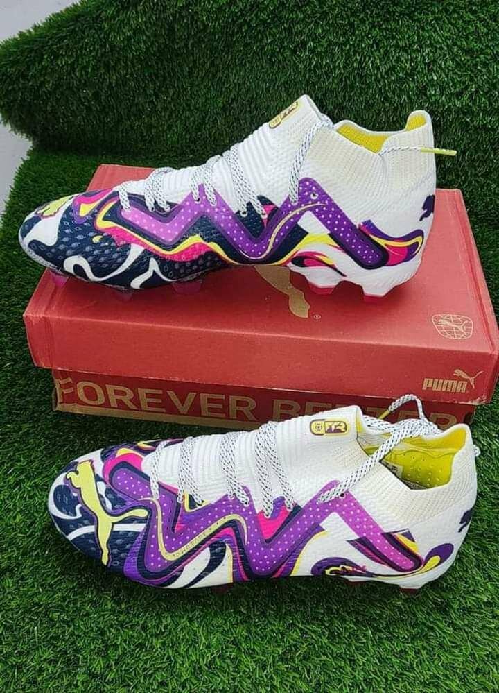 Paire de chaussure pour le foot et autre