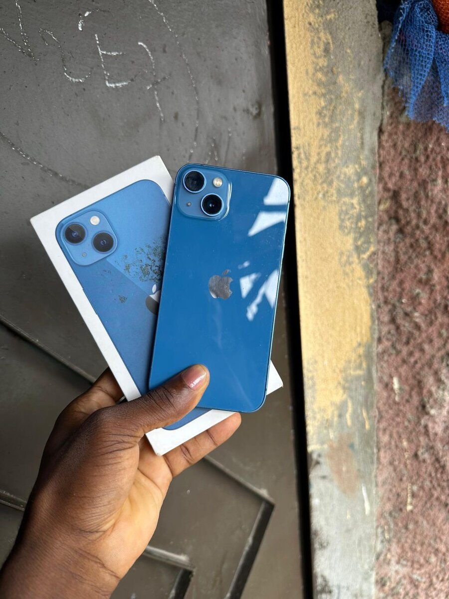 Smartphone bleu dernier modèle
