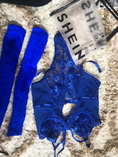 Ensemble lingerie bleu en dentelle