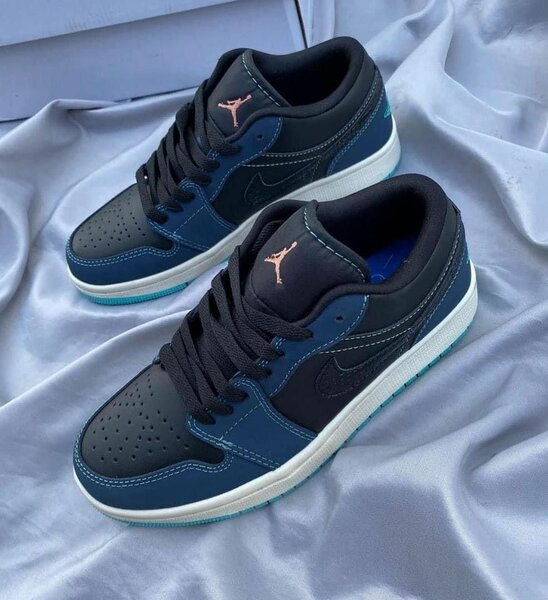 Jordan 1 low (blue black )