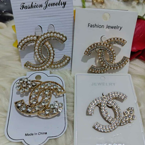 Broches Chanel