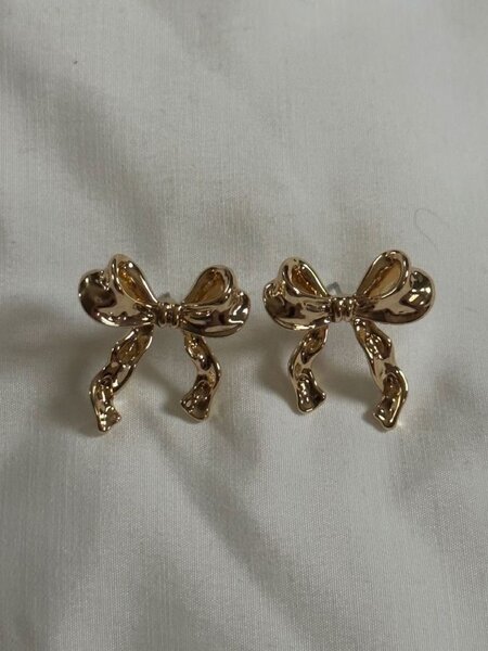 Boucle doreille en forme de noeud