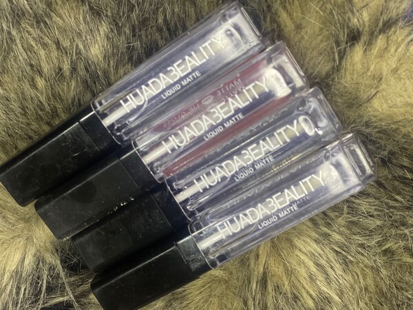 LIP GLOSS