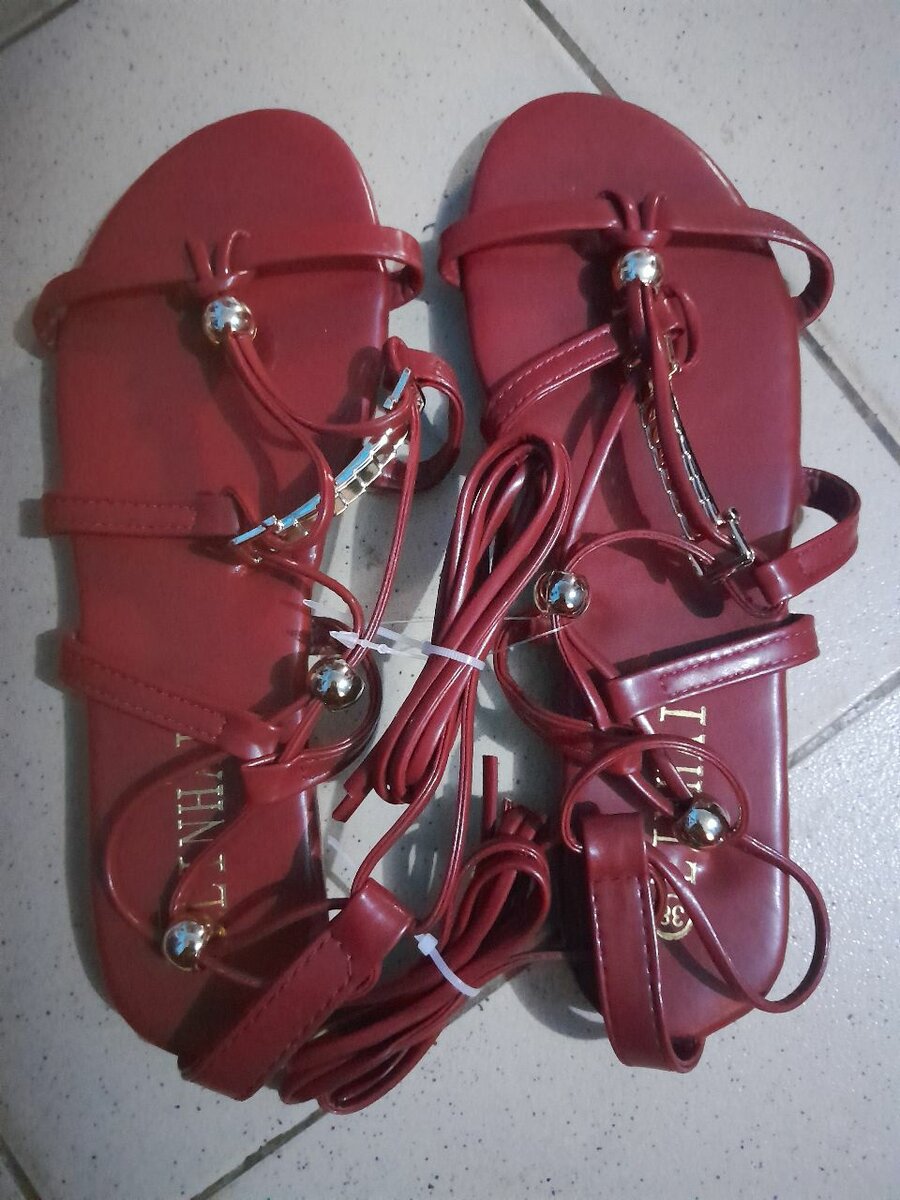 Sandales en cuir rouge élégant