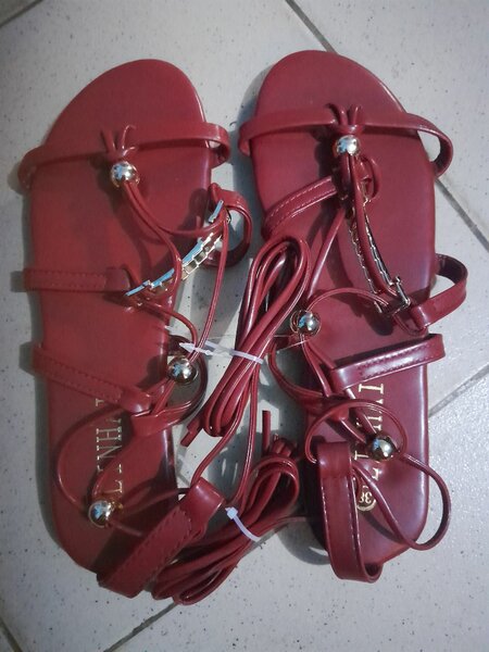 Sandales en cuir rouge élégant