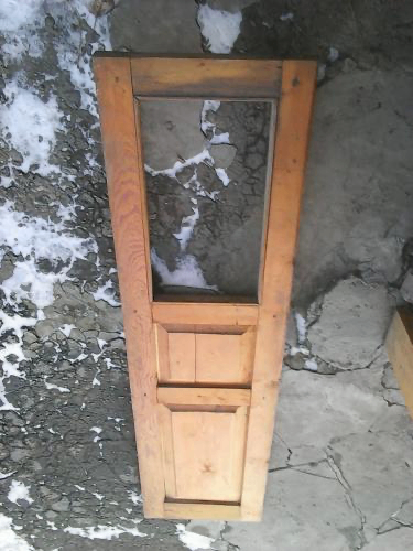 Продаю двери деревянные двустворчатые в месте с косяком межк