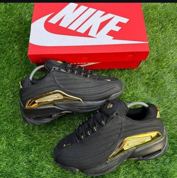 Nike Sneakers Noires et Dorées