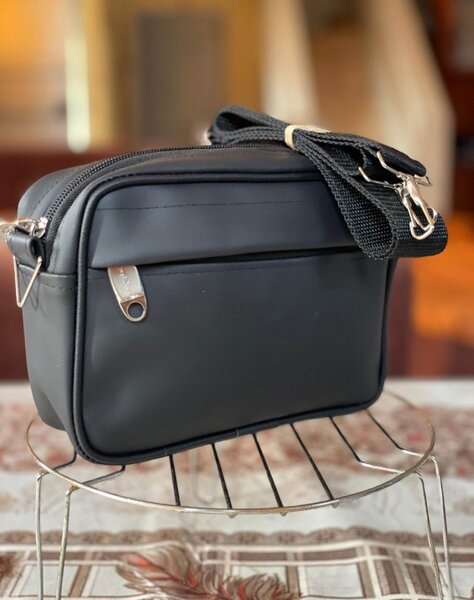 Sac bandoulière noir compact