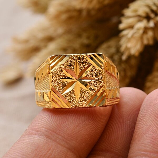 Bague en or gravée élégante