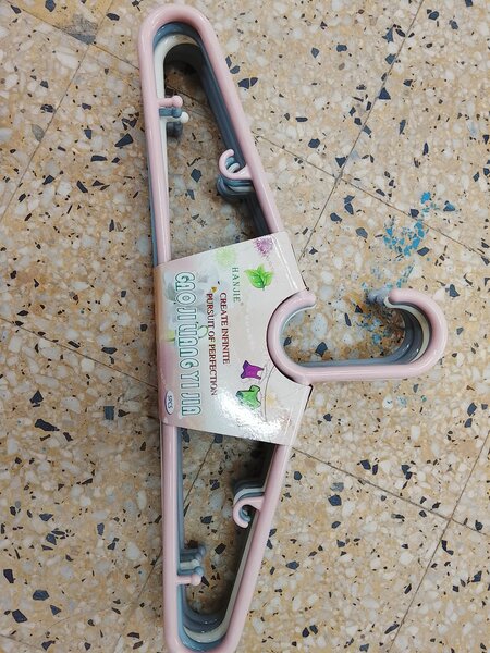Cintres en plastique rose 5 pièces