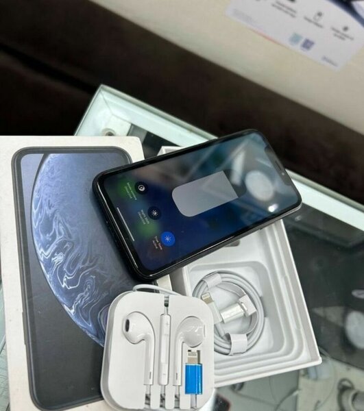 iPhone avec accessoires complets