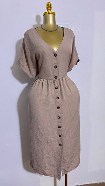 Robe beige élégante boutonnée
