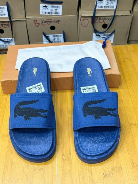 Claquettes Lacoste