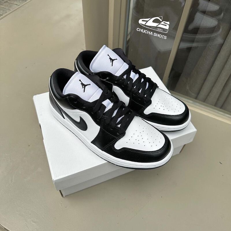 Sneakers noirs et blancs